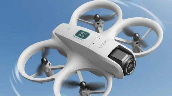 Dron teledirigido LYZ-RC en vuelo, vista en movimiento contra el cielo