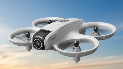 Dron teledirigido LYZ-RC volando, vista frontal al atardecer