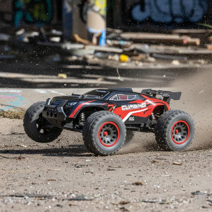 Coche RC Cheetah crawler 4x4 escala 1:14, versión roja y negra, en acción sobre tierra
