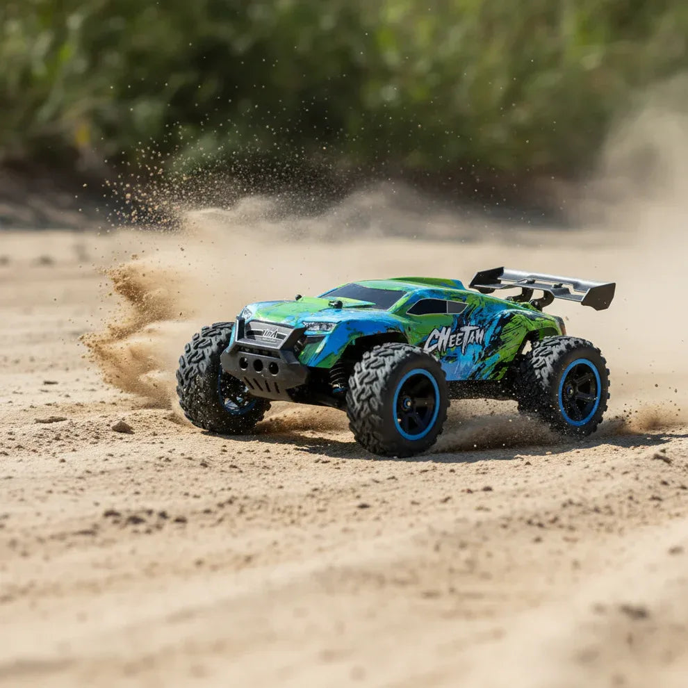Coche RC Cheetah crawler 4x4 escala 1:14, versión verde y azul, en acción levantando tierra