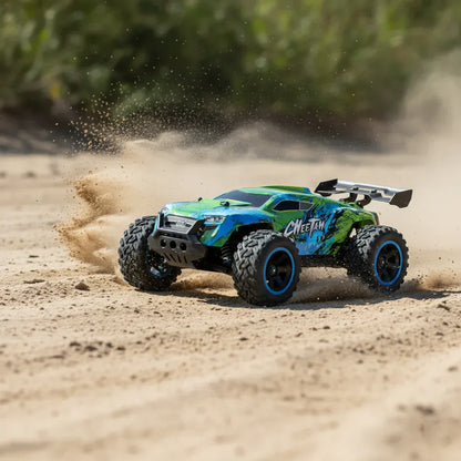 Coche RC Cheetah crawler 4x4 escala 1:14, versión verde y azul, en acción levantando tierra